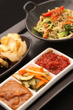 Öğle yemeği zamanı - stir fry sebze noodles ile