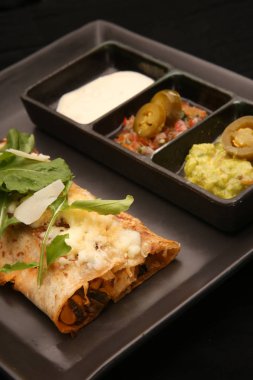 Öğle yemeği zamanı - burrito tamamladı