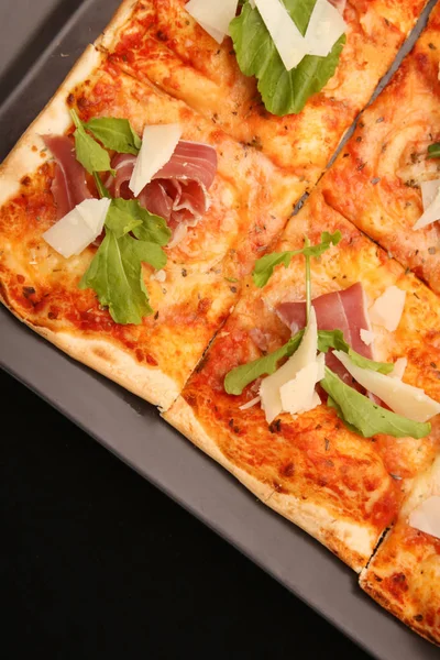 Siyah arka planda pizza.