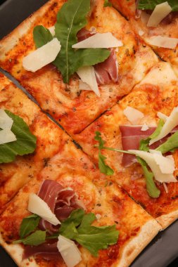 Siyah arka planda pizza.