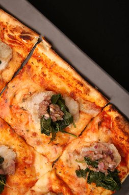 Mavi gökyüzü karşı birçok farklı bayrakları