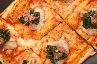 Mavi gökyüzü karşı birçok farklı bayrakları