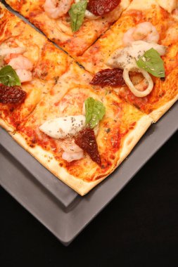 Mavi gökyüzü karşı birçok farklı bayrakları