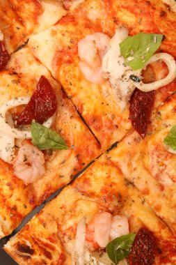  Siyah arka planda pizza.