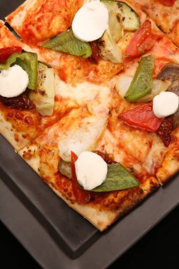  Siyah arka planda pizza.