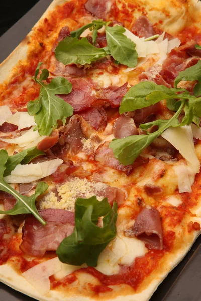  Siyah arka planda pizza.