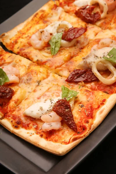  Siyah arka planda pizza.