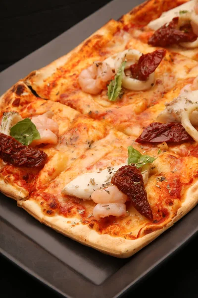  Siyah arka planda pizza.