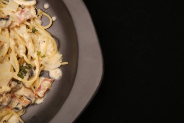 Makarna Carbonara. Spagetti pastırma ve parmesan peyniri ile