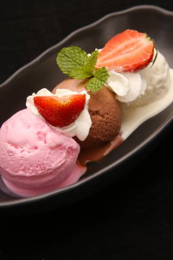 Lezzetli çikolata, vanilya ve çilekli dondurma kaşık toz kase