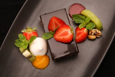 Çilekli çikolatalı pasta