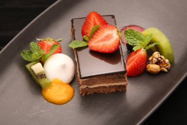 Çilekli çikolatalı pasta