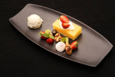 Çilekli cheesecake meyve ve vanilyalı dondurma ile servis