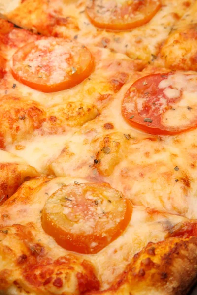  Siyah arka planda pizza.