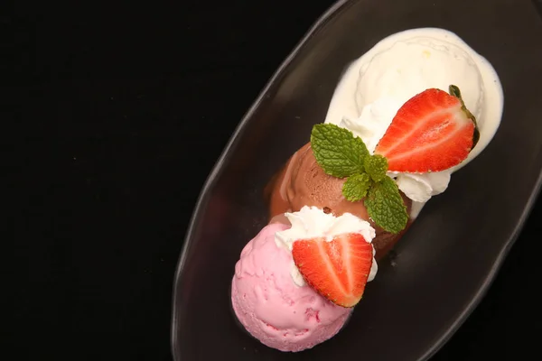 Смачний шоколад, ванільне та полуничне морозиво в мисці — стокове фото