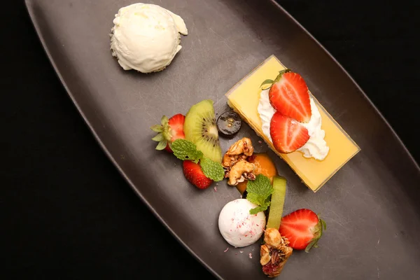Çilekli cheesecake meyve ve vanilyalı dondurma ile servis — Stok fotoğraf