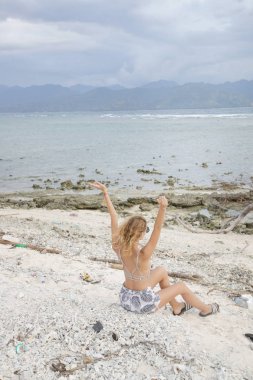 Sahilde - eller oturan kız