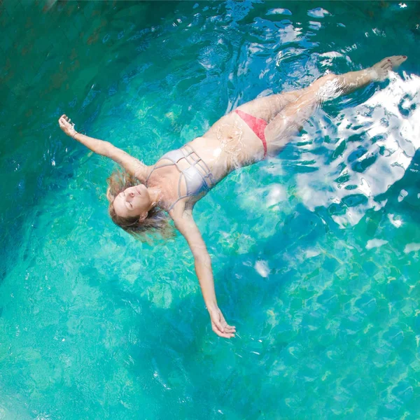 Junge Frau Entspannt Pool — Stockfoto