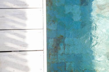 Ahşap zemin ile Yüzme Havuzu boş, en baştan görüntülemek