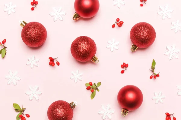 淡いピンクの背景に赤いクリスマスオーナメント トップビュー クリスマス 冬の休日 新年のコンセプト — ストック写真