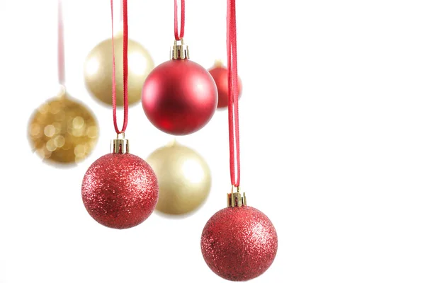 白い背景の前にぶら下がっている金と赤のクリスマス光沢のあるボール 大きなキラキラクリスマスオーナメント — ストック写真