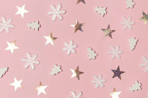 かわいい冬の背景 淡いピンクの背景に雪のフレーク 星と小さなクリスマスツリー クリスマス 冬の休日 新年のコンセプト — ストック写真