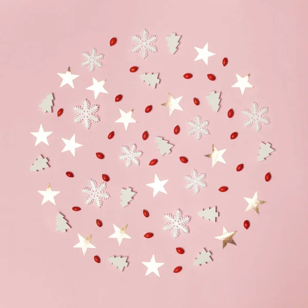 エレガントな冬の背景 淡いピンクの背景に赤い果実 雪のフレーク 星と小さなクリスマスツリー クリスマス 冬の休日 新年のコンセプト — ストック写真
