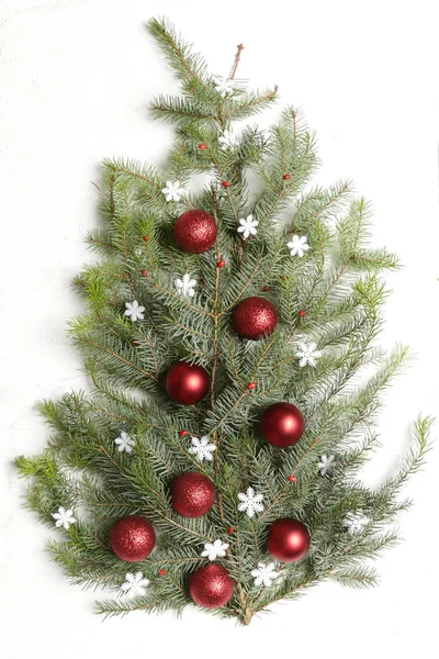 Κόκκινα Χριστουγεννιάτικα Στολίδια Τοποθετημένα Στο Μικρό Χριστουγεννιάτικο Δέντρο Απομονωμένα Λευκό — Φωτογραφία Αρχείου