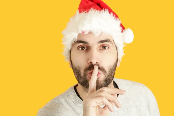 Joven Vestido Con Sombrero Santa Claus Con Dedo Los Labios — Foto de Stock