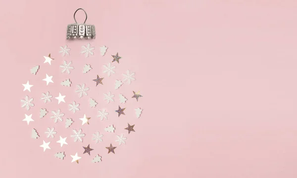 淡いピンクの背景にクリスマスの泡の形で描かれたクリスマスオブジェクトは トップビュー クリスマス 冬の休日 新年のコンセプト — ストック写真