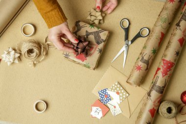 Noel hediyelerini paketleyen kadın, kış tatilleri, hediye sezonu konsepti.