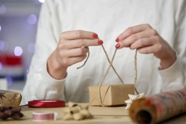 Noel hediyelerini paketleyen kadın, kış tatilleri, hediye sezonu konsepti.