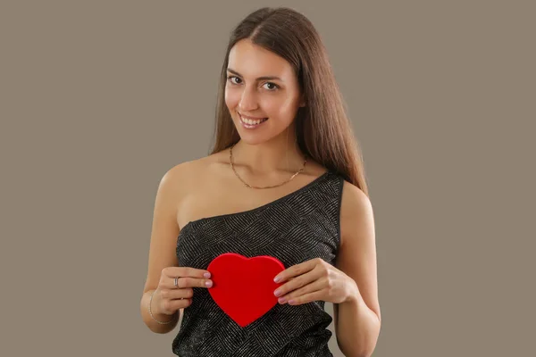 Šťastná Mladá Žena Drží Srdce Dárkové Krabice — Stock fotografie