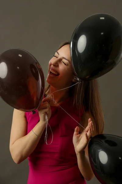 Mulher Atraente Vestido Rosa Segurando Balões Pretos Festa Conceito Temporada — Fotografia de Stock