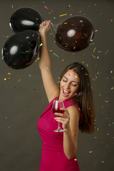 Mulher Atraente Segurando Balões Pretos Dançando Sob Conceito Queda Confetes — Fotografia de Stock