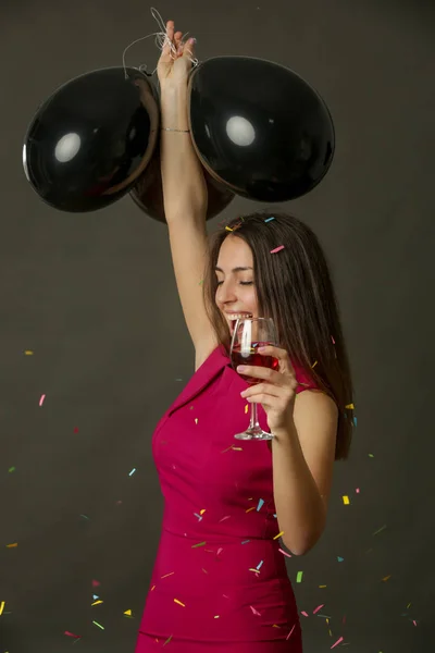 Mulher Atraente Segurando Balões Pretos Dançando Sob Conceito Queda Confetes — Fotografia de Stock