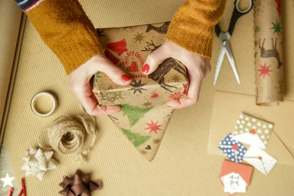 Mujer Envolviendo Regalos Navidad Invierno Hoildays Concepto Temporada Regalos —  Fotos de Stock