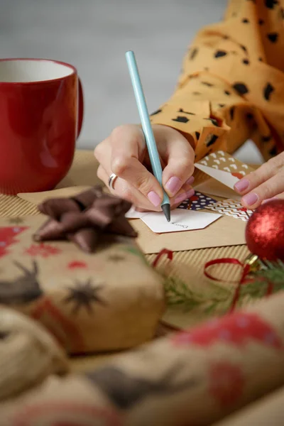 Жінка Пише Різдвяні Нотатки Остання Деталь Підготовці Різдвяних Подарунків — стокове фото