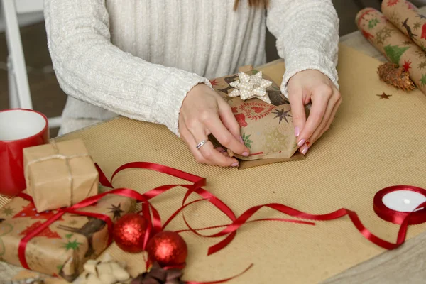 Mujer Envolviendo Regalos Navidad Invierno Hoildays Concepto Temporada Regalos —  Fotos de Stock