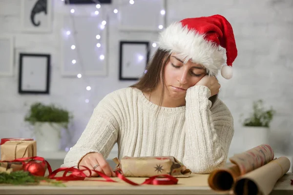 Mujer Frustrada Deprimida Envolviendo Cajas Regalo Navidad Concepto Estrés Vacaciones — Foto de Stock