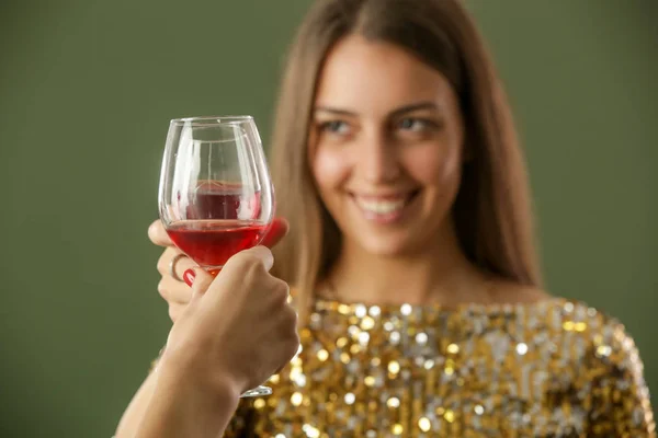 Mujer Feliz Traje Lentejuelas Oro Sosteniendo Una Copa Vino Tinto — Foto de Stock