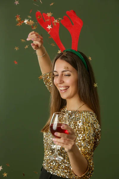 Atractiva Mujer Con Camisa Lentejuelas Doradas Sosteniendo Una Copa Vino — Foto de Stock
