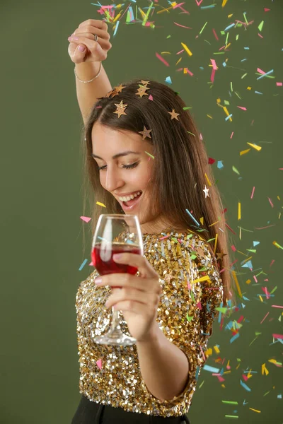 Mujer Atractiva Camisa Lentejuelas Doradas Bailando Sosteniendo Una Copa Vino — Foto de Stock