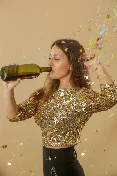 Mulher Atraente Camisa Lantejoulas Douradas Dançando Bebendo Vinho Garrafa Jovem — Fotografia de Stock