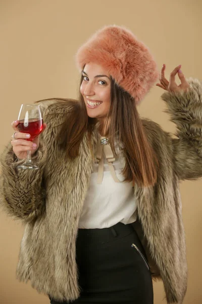 Mulher Elegante Traje Pele Segurando Copo Vinho Tinto Conceito Temporada — Fotografia de Stock