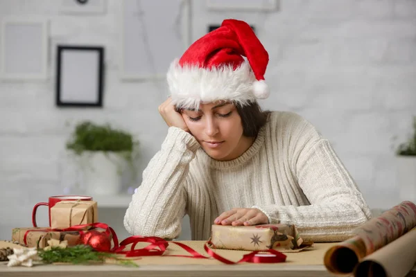 Депресивна Розчарована Жінка Обгортає Різдвяні Подарункові Коробки Концепція Зимового Стресу — стокове фото