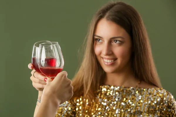 赤ワインのガラスを保持金スパンコールの衣装で幸せな女性 パーティーシーズンのコンセプト — ストック写真