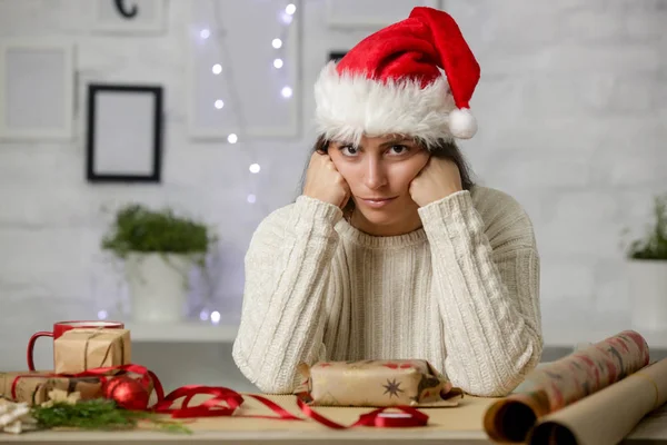 Депресивна Розчарована Жінка Обгортає Різдвяні Подарункові Коробки Концепція Зимового Стресу — стокове фото