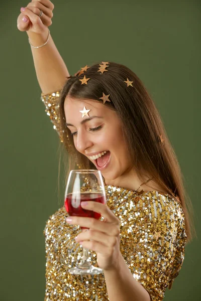 Mujer Atractiva Camisa Lentejuelas Doradas Bailando Sosteniendo Una Copa Vino — Foto de Stock