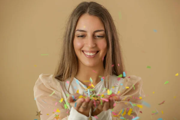 Porträt Einer Schönen Jungen Frau Mit Händen Voll Konfetti Party — Stockfoto